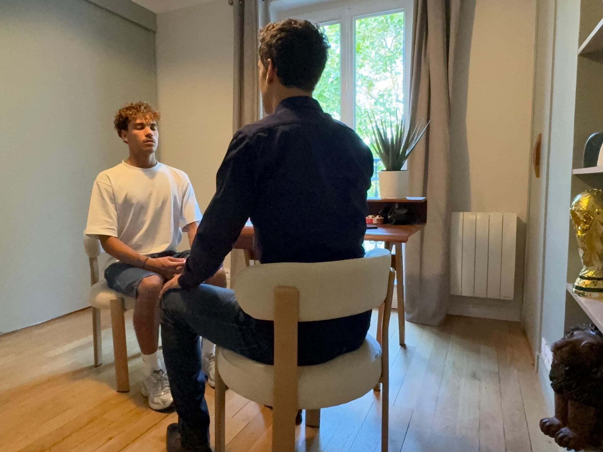 Séance de préparation mentale en salle, un joueur assis les yeux fermés