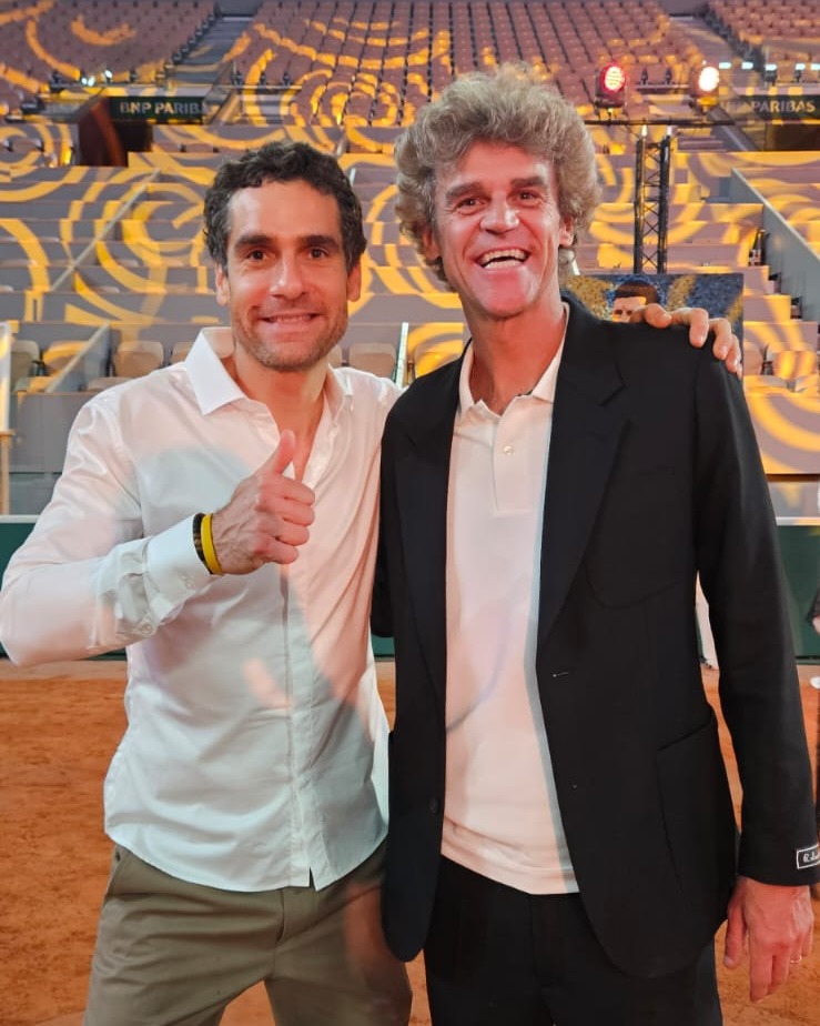 Pierrot avec Gustavo Kuerten sur le court Philippe-Chatrier