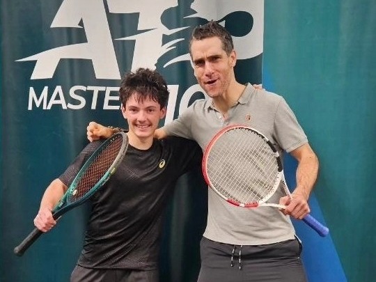 Pierrot félicite un jeune joueur devant le mur ATP Masters 1000